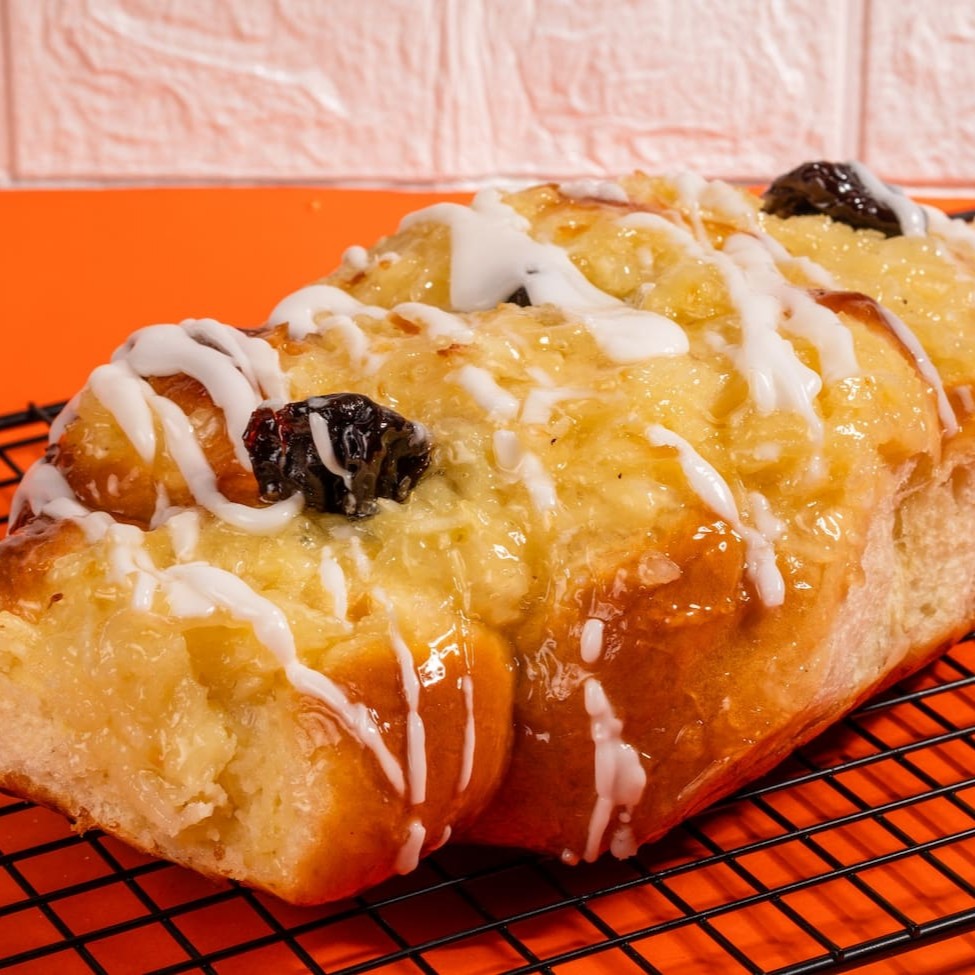 Descubra o encanto do nosso 'Mega Pão Doce - Unidade', um destaque na categoria 'Pães Doces & Semi Folhados'. Uma experiência inigualável através de uma receita cuidadosamente elaborada, repleta de sabor e textura. Cada mordida é uma viagem à nostalgia e ao conforto, graças ao equilíbrio perfeito entre doçura e suavidade. Atenção: a imagem é meramente ilustrativa, mas o sabor e a qualidade são reais e vão além das expectativas. Adquira já o seu e permita-se a esse prazer!