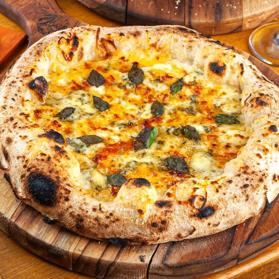 Massa em fermentação natural, gruyère, parmesão, gorgonzola, provolone, orégano fresco e mel da colónia