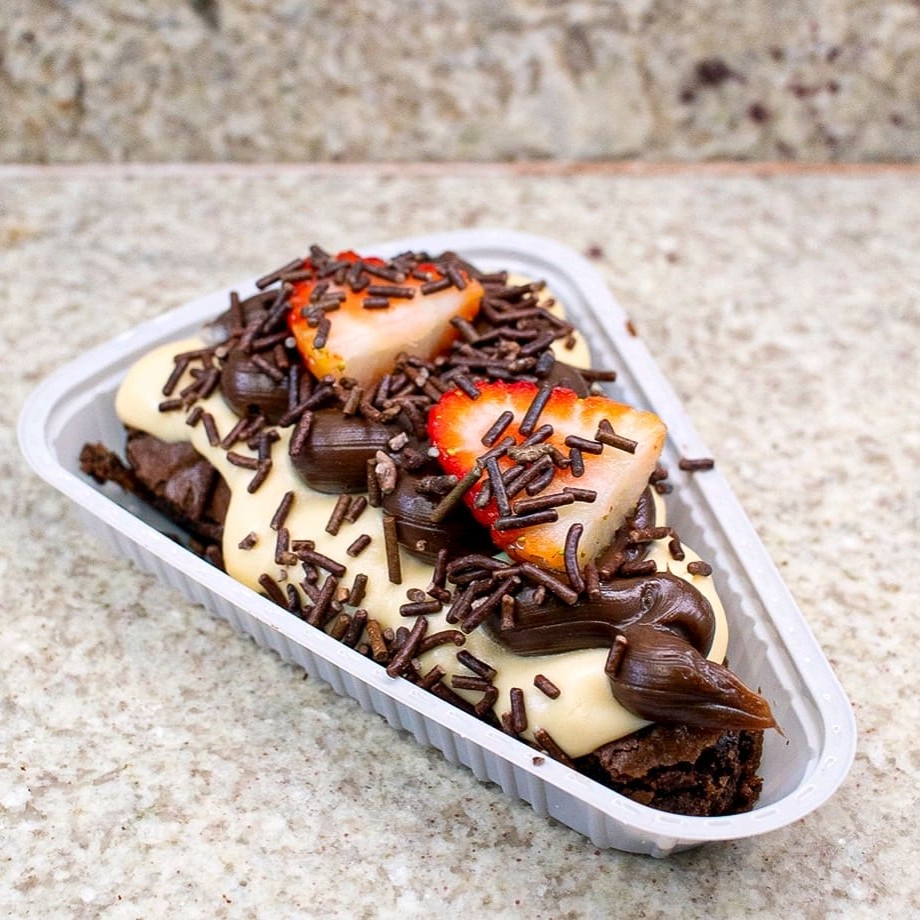 Dois amores em uma só mordida!    Nossa fatia de brownie 2 Amores é a união perfeita: brownie macio, recheio cremoso de Ninho, recheio de brigadeiro e o toque especial do granulado. Um doce que vai conquistar seu coração e o seu paladar!  . . . . . . . . #Brownie2amores #Doceperfeito #Sobremesairresistível #Saborqueencanta