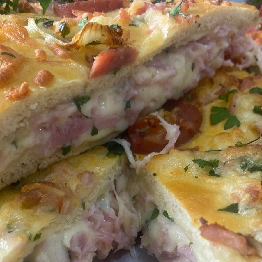 O Pastelão Misto, uma joia da nossa categoria 'Salgados Maravilhosos', é uma verdadeira delícia gastronômica que seduz o paladar. Sua massa, de textura suave e crocância perfeita, abraça um recheio generoso de queijo escolhido a dedo pela sua qualidade superior e mais ingredientes selecionados, proporcionando uma combinação de sabores que é simplesmente irresistível. Cada mordida é um convite para um momento de indulgência e satisfação inigualáveis. É a escolha ideal para um lanche recheado de sabor ou até mesmo para um jantar descontraído. Não perca a chance de se deliciar com essa maravilha culinária!