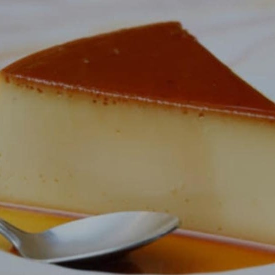 Apreciada sobremesa no cardápio, a fatia do nosso Pudim de Leite Condensado é uma verdadeira joia da culinária. Elaborada com Leite Condensado de alta qualidade, Leite Integral fresco e Ovos selecionados, essa delícia é cuidadosamente preparada para oferecer uma experiência gastronômica inesquecível. A textura suave, a doçura equilibrada e o sabor autêntico do leite condensado tornam essa sobremesa irresistível. Ideal para um doce final de refeição ou para saciar aquela vontade de um mimo açucarado no meio do Dia.