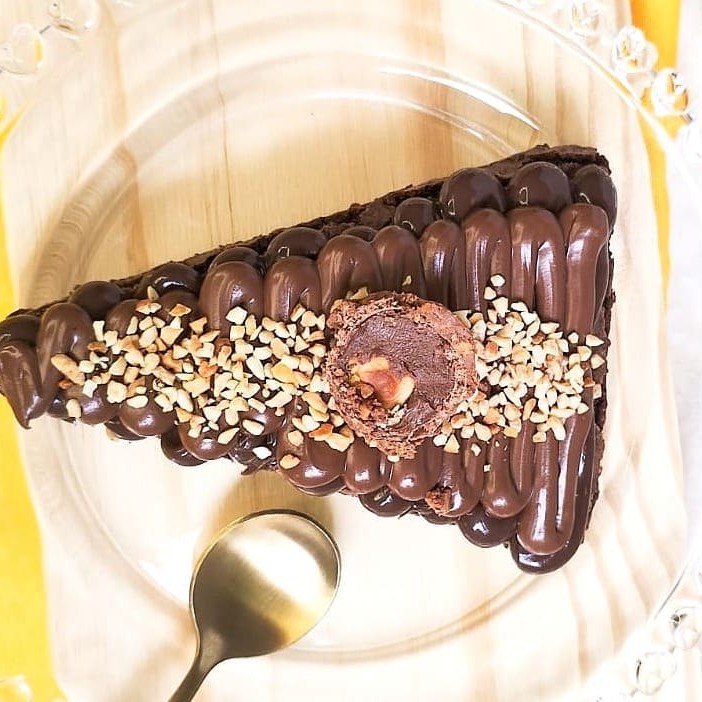 Delicioso brownie bem molhadinho,brigadeiro de chocolate, brigadeiro de ninho biscoitos Oreo.