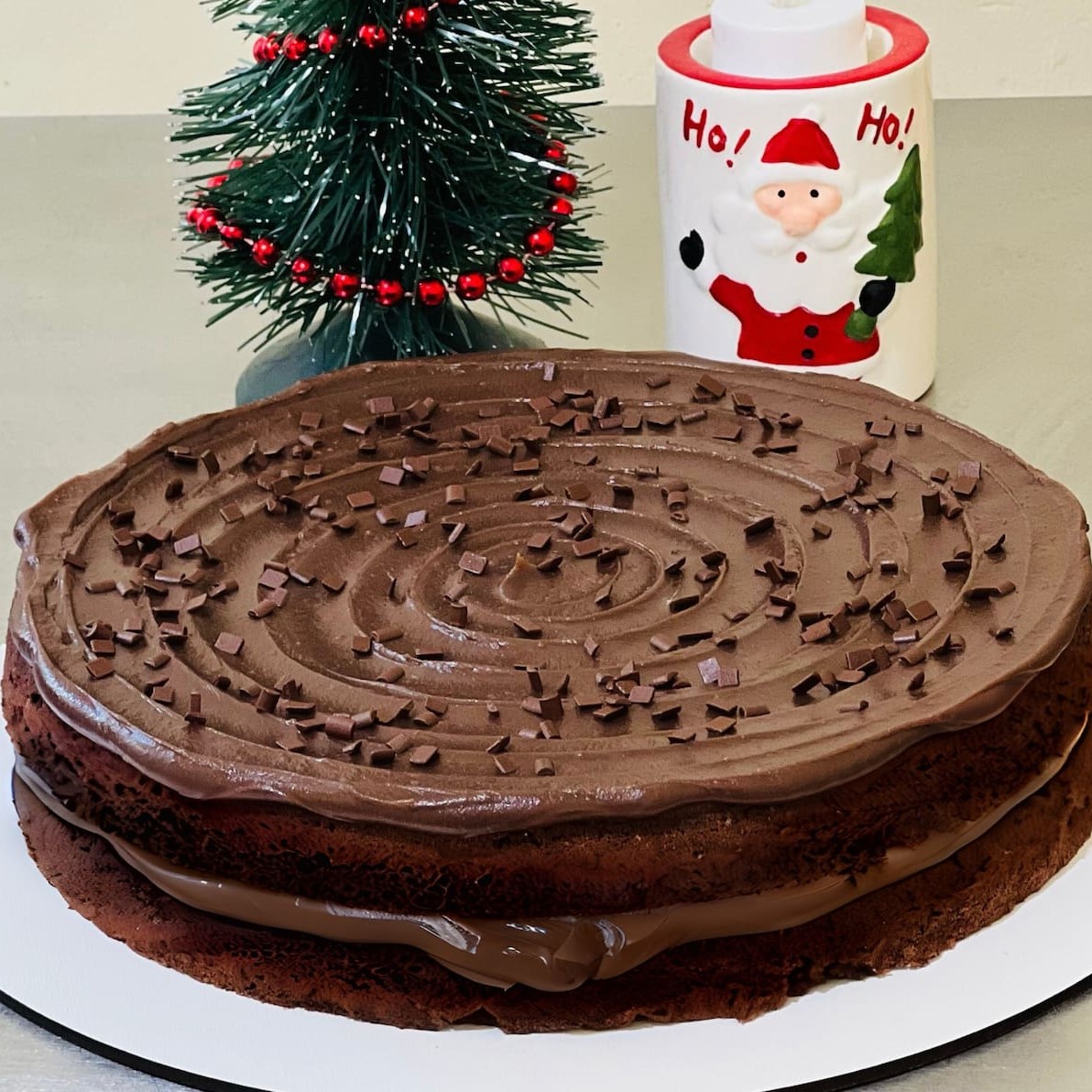 Nossa receita premiada agora em versão grandona: brownie molhadinho, recheado e coberto com brigadeiro cremoso da casa, finalizado com granulado pra aquele toque nostálgico que a gente ama. Serve de 12 a 20 fatias, dependendo do corte. Ideal pra celebrar, dividir… ou se jogar sem culpa!