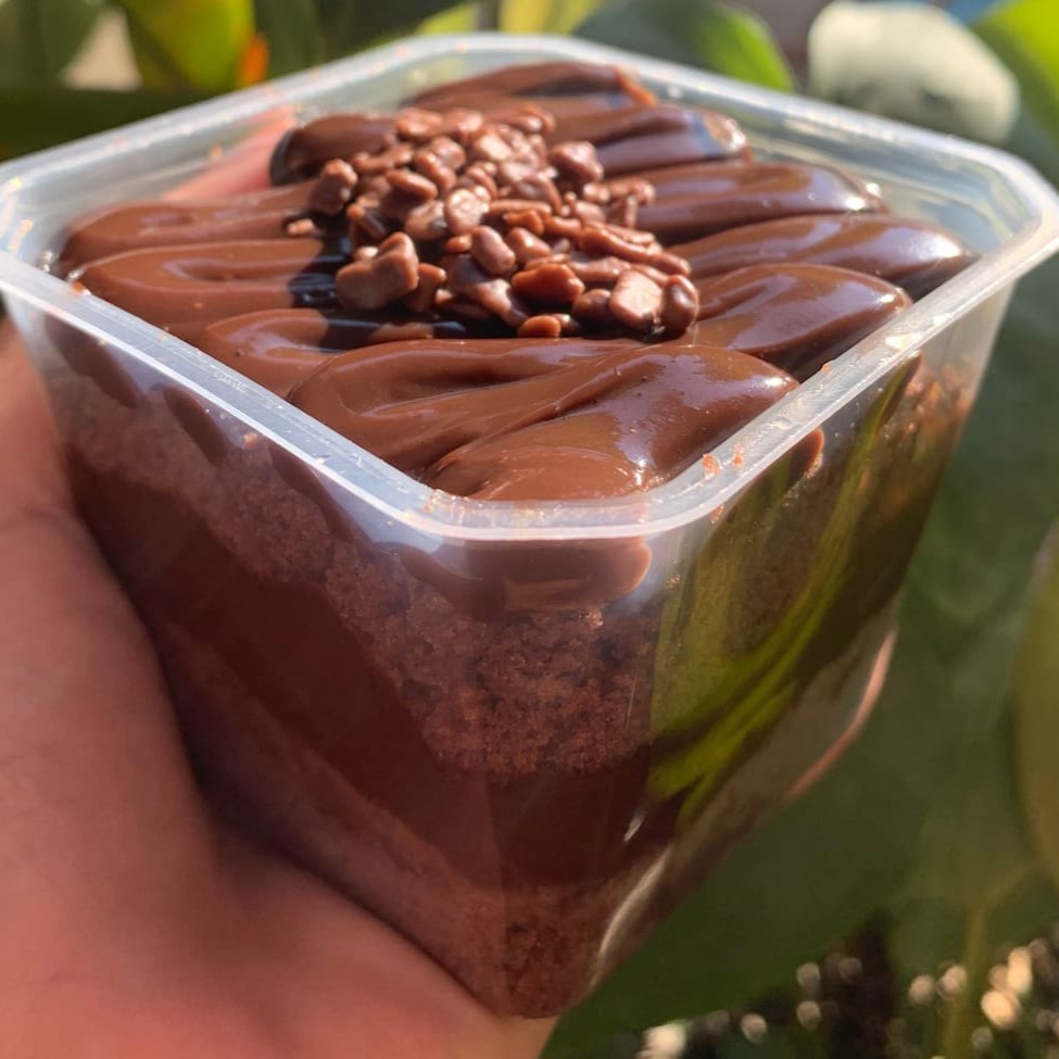 Nossa massa de brigadeiro 50% cacau + 2 camadas camadas de recheio cremoso de brigadeiro gourmet, finalizado com grunulado.