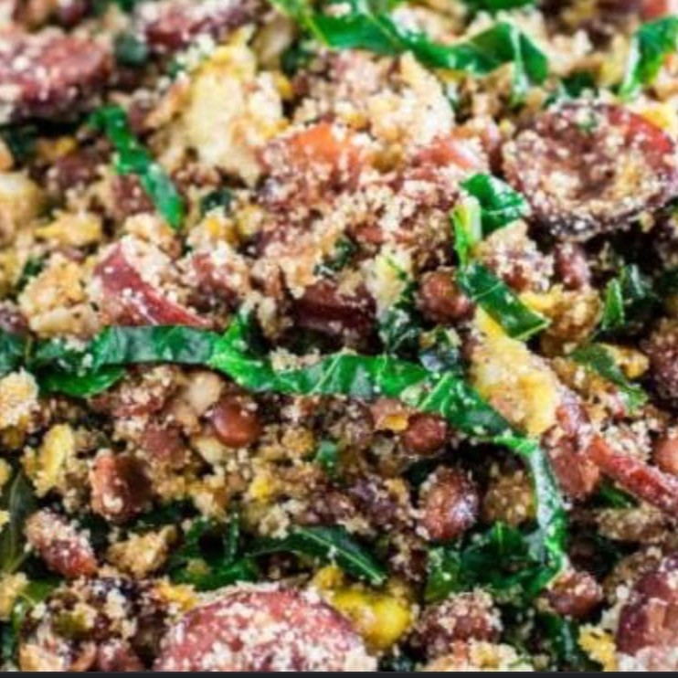 Meia porção de feijão tropeiro.