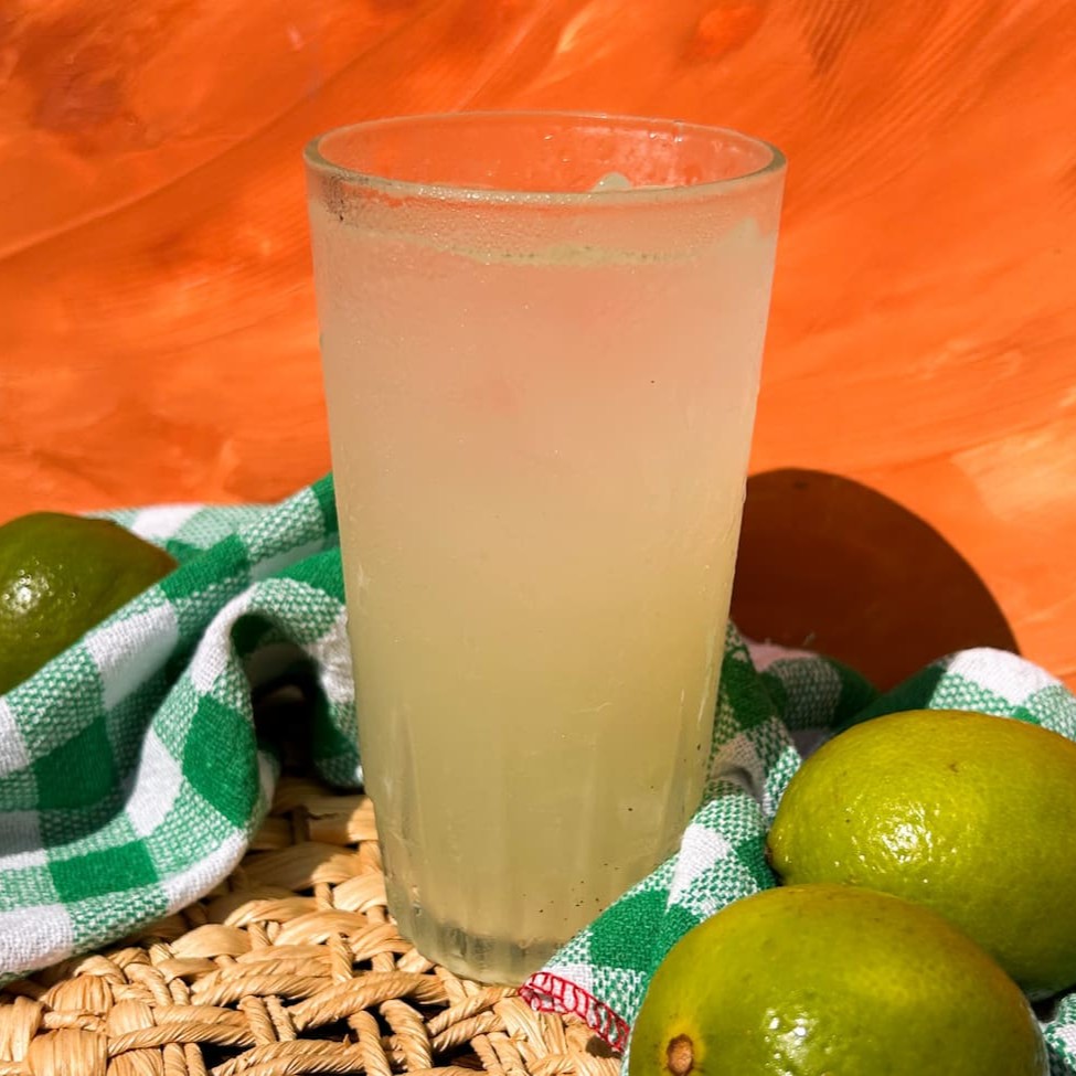 A limonada mais gostosa do Brasil é a da Hafiza! Limonada natural, fresquinha e geladinha. Super refrescante!!! Levemente adoçada com açúcar. Garrafa 250ml