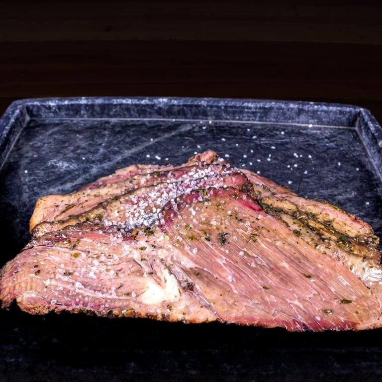 Nosso irresistível brisket defumado no pit com lenha de macieira ou pecan por 12h