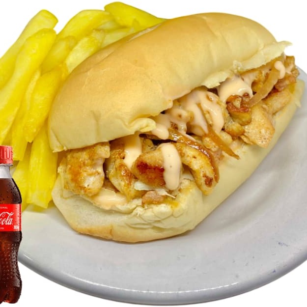 Combo Sanduíche Artesanal de Frango com Batata Frita e Coca-Cola 200ml Frango grelhado suculento, bacon crocante, queijo muçarela derretido, cebola caramelizada ao molho shoyu e nosso exclusivo molho Billy Jack, tudo no pão artesanal tostado na hora. Acompanha batata frita dourada e crocante + uma Coca-Cola 200ml bem gelada. Sabor, textura e refrescância em um combo perfeito!