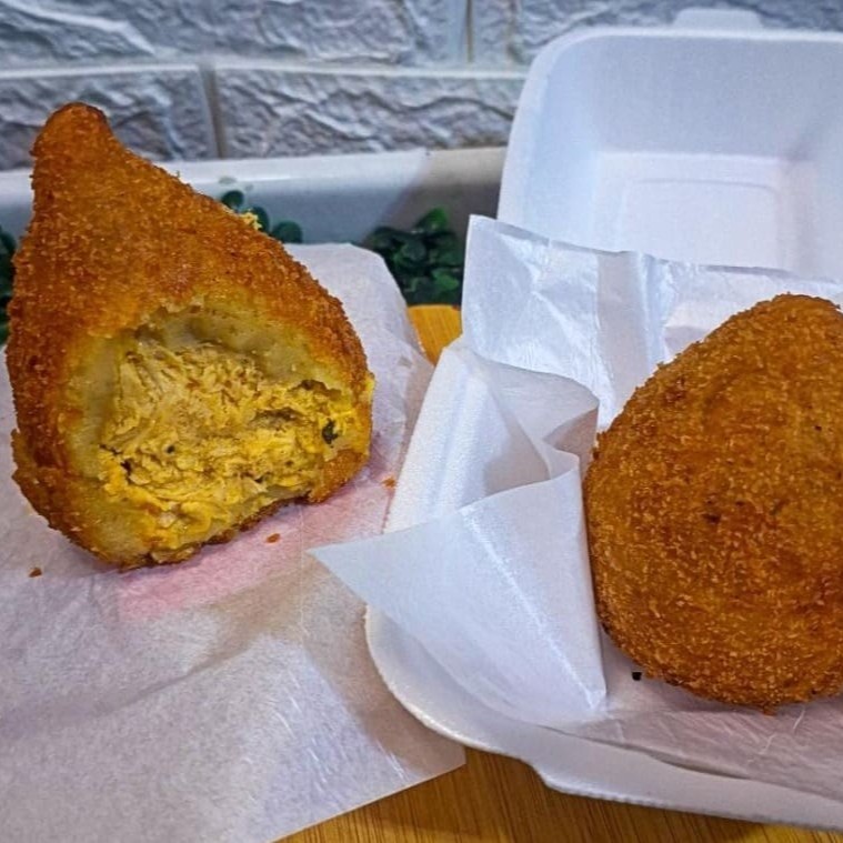 Nossas coxinhas tem em média 215g cada e são feitas com massa de batata e tem recheio cremoso, bem temperado e suculento de frango com Catupiry e costela desfiada com Catupiry. Essa promoção é ideal para quando bate aquela vontade de comer um lanchão caprichado. Peça agora! Acompanha 02 refrescos de Guaraná de 290ml gelados.