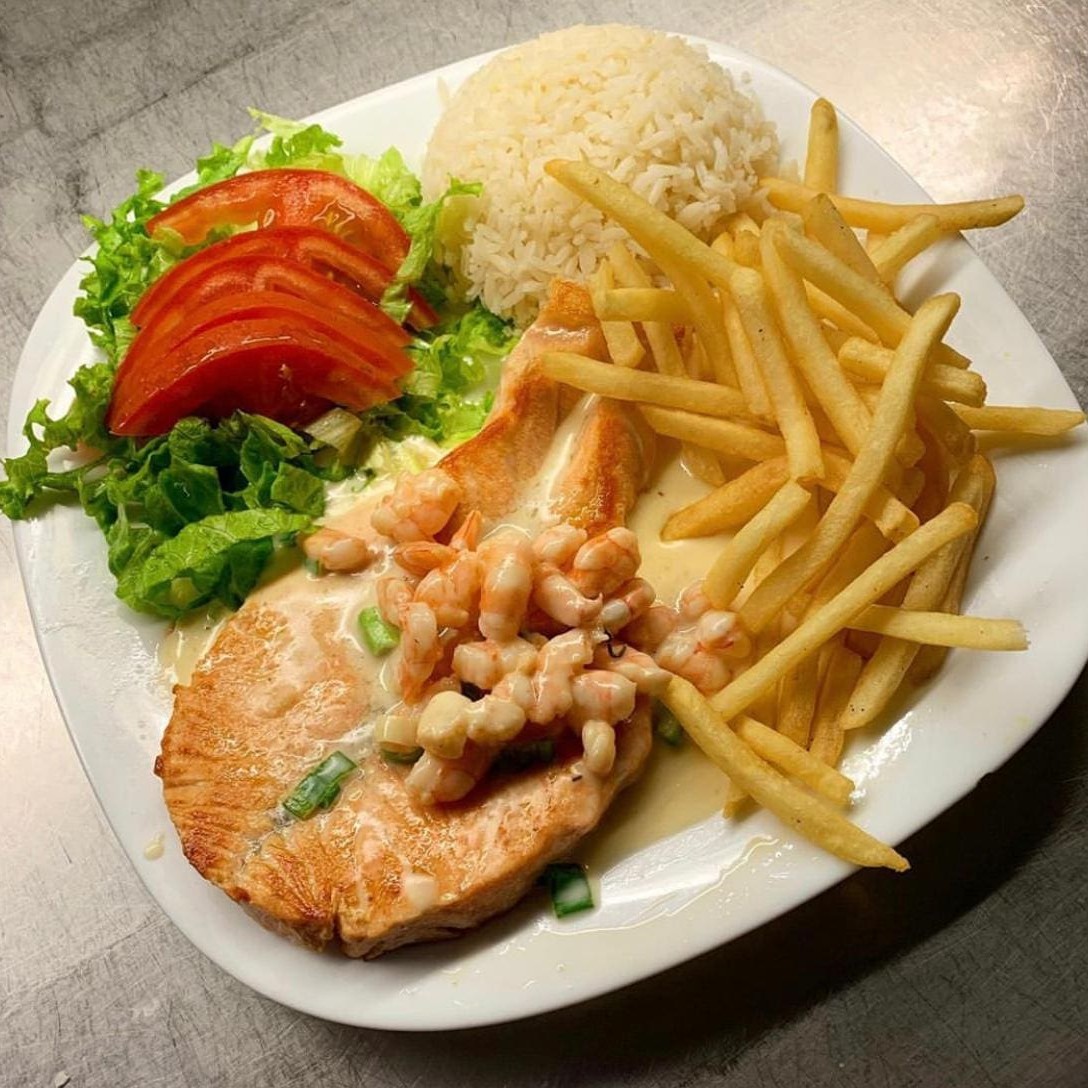 Acompanhado com arroz, salada, farofa e batata.