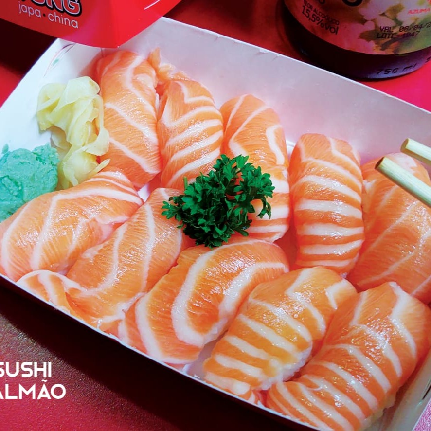 Salmão sobre o arroz