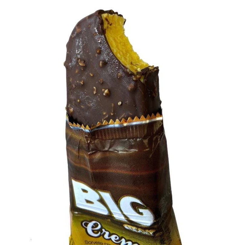 Delicioso sorvete de creme com cobertura de chocolate .