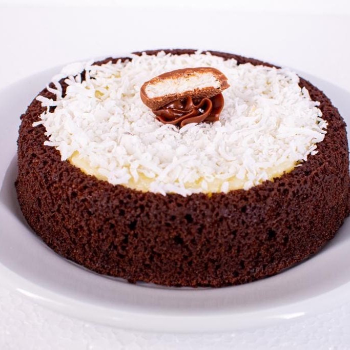 Bolo em formato redondo - 18cm Massa de chocolate com cobertura de beijinho