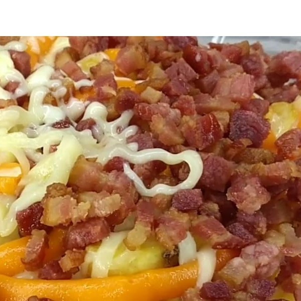 Porção de batata frita com cheddar, queijo, calabresa, bacon e orégano. Sensacionaaaal