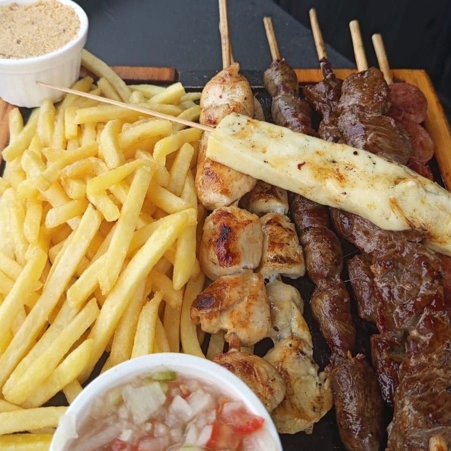 2 carnes, 2 frangos, 1 coração, 1 Queijo coalho, 1 linguiça e Batata Frita