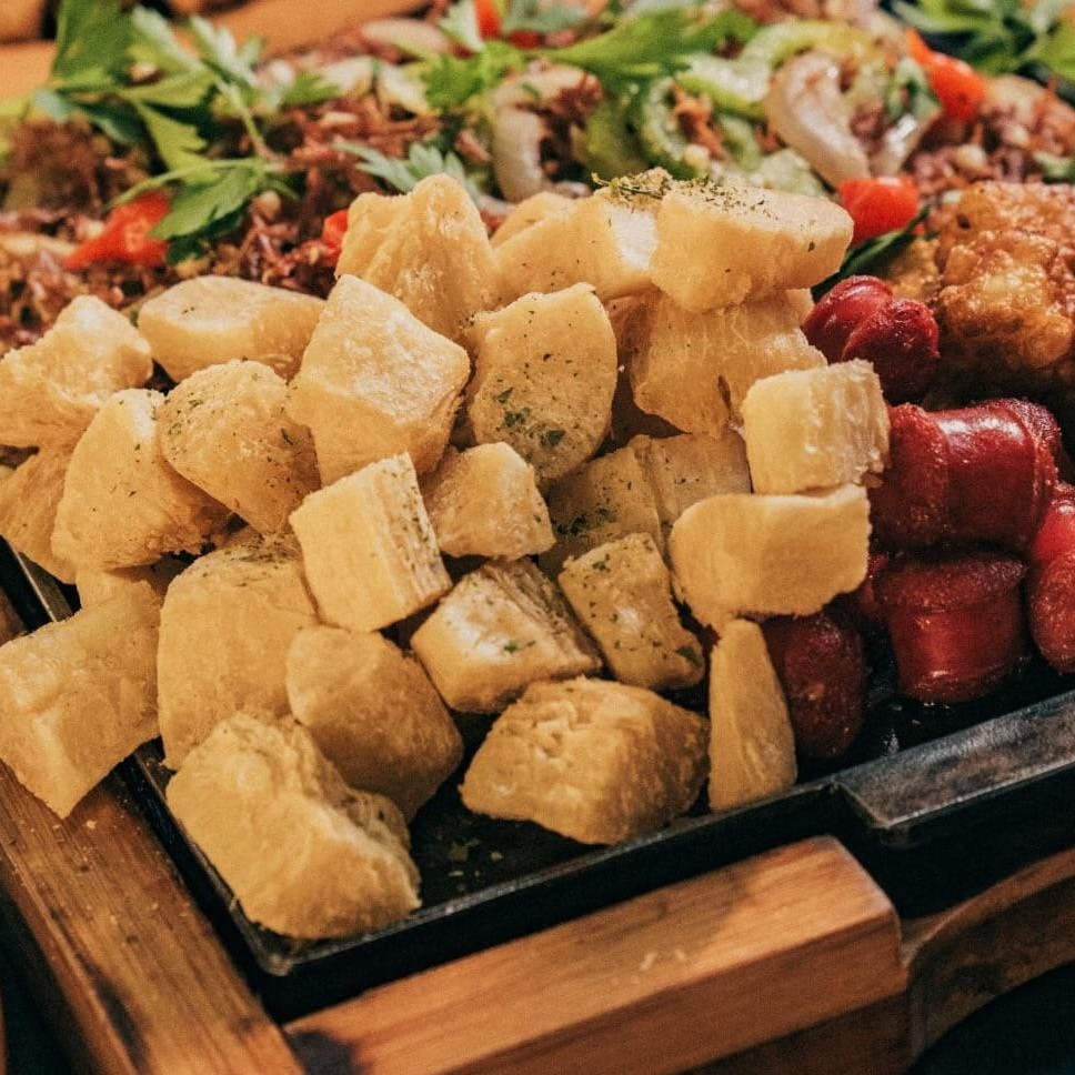 Carne seca desfiada na manteiga com (cebola, pimentão e tomate), lingüiça, aipim frito e queijo coalho.