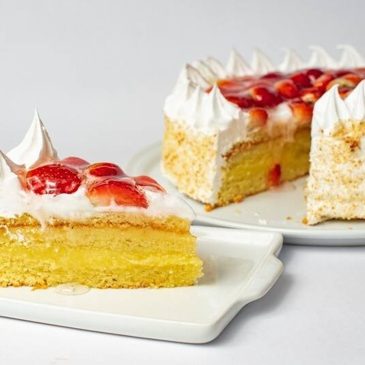 Massa branca com dois recheios de baba-de-moça e cobertura de merengue com morangos frescos e gelatina