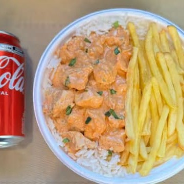 Marmita com delicioso filé de frango ao molho estrogonofe acompanhado de arroz branco e batatas fritas. Acompanha refrigerante lata Coca Cola 350ml bem gelada. Marmita indicada para 01 pessoa.  Tags #marmita #quentinha #comidacaseira #almocopronto #pratofeito #comidabrasileira #almocododia #marmitabrasileira #marmitadelicia #marmitacaseira
