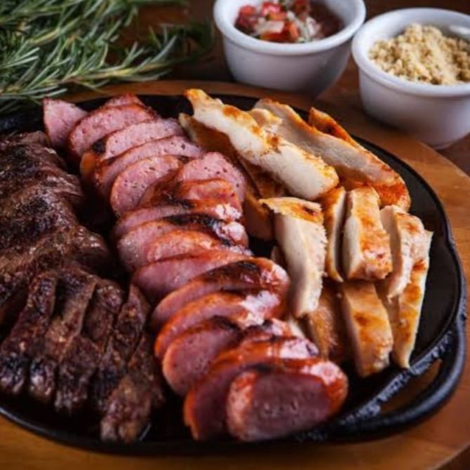 Quentinha Isopor 500 ml  Churrasquinho Misto Carne Frango e Linguiça  Arroz Feijão farofa molho e fritas  +22,00 leve outra.