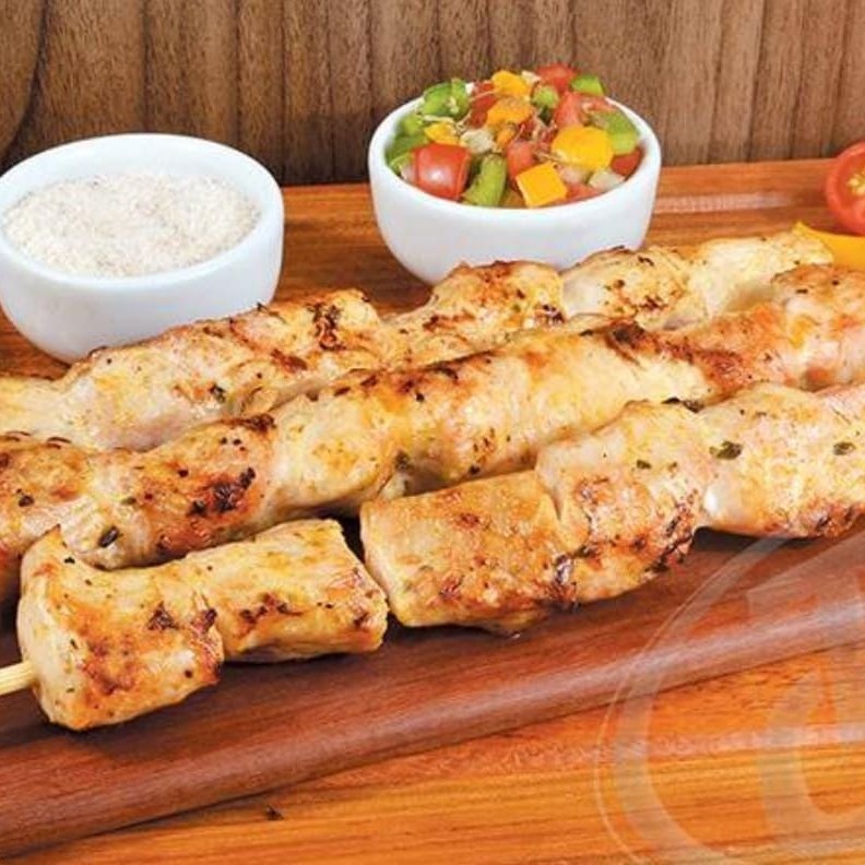 Experimente nosso espetinho de frango, macio e bem temperado. Uma escolha leve e saborosa para qualquer ocasião.