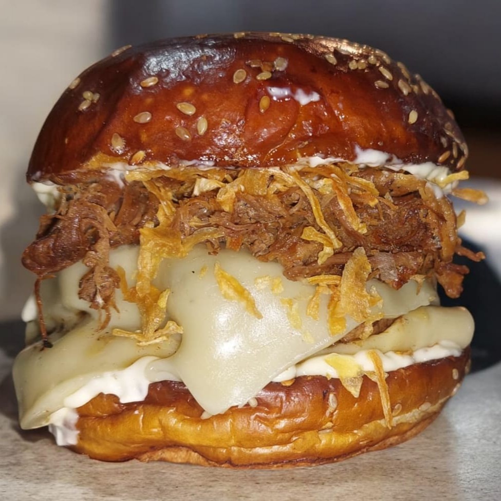 Esse você nunca viu igual! Nosso tradicional blend angus com costela defumada desfiada da casa, creme de gorgonzola, cebola crocante e molho de churrasco no delicioso e super macio pão prime!