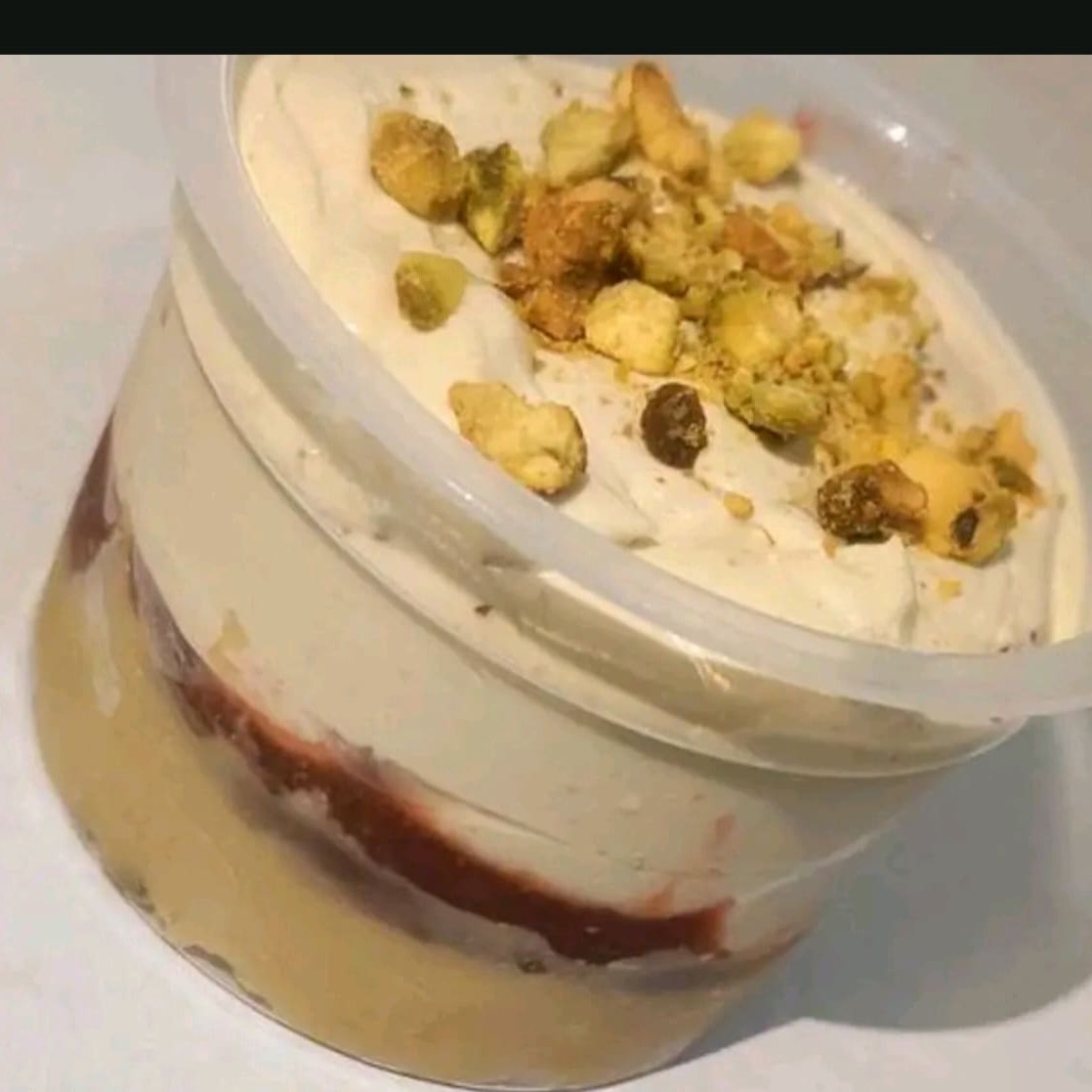 Mousse de pistache com geleia de morango e brigadeiro de pistache..