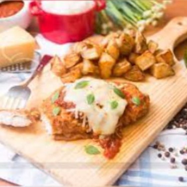 O 'Frango Crocante à Parmegiana', uma obra-prima da categoria 'Chef Barros apresenta: Frangos', é uma sinfonia de sabores que vai deleitar o seu paladar. Este prato, meticulosamente preparado, é feito com frango suculento, revestido com uma crosta irresistivelmente crocante, e finalizado à perfeição com um generoso cobertor de queijo parmesão derretido. Cada garfada promete uma explosão de sabor que vai te transportar para a Itália. Experimente e deixe-se encantar por esta maravilha gastronômica.