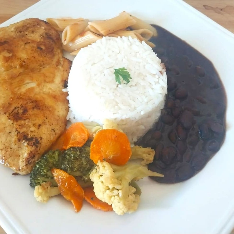 Acompanha: Arroz, Feijão Preto e Farofa. Você pode escolher um acompanhamento e adicionar outros se desejar.