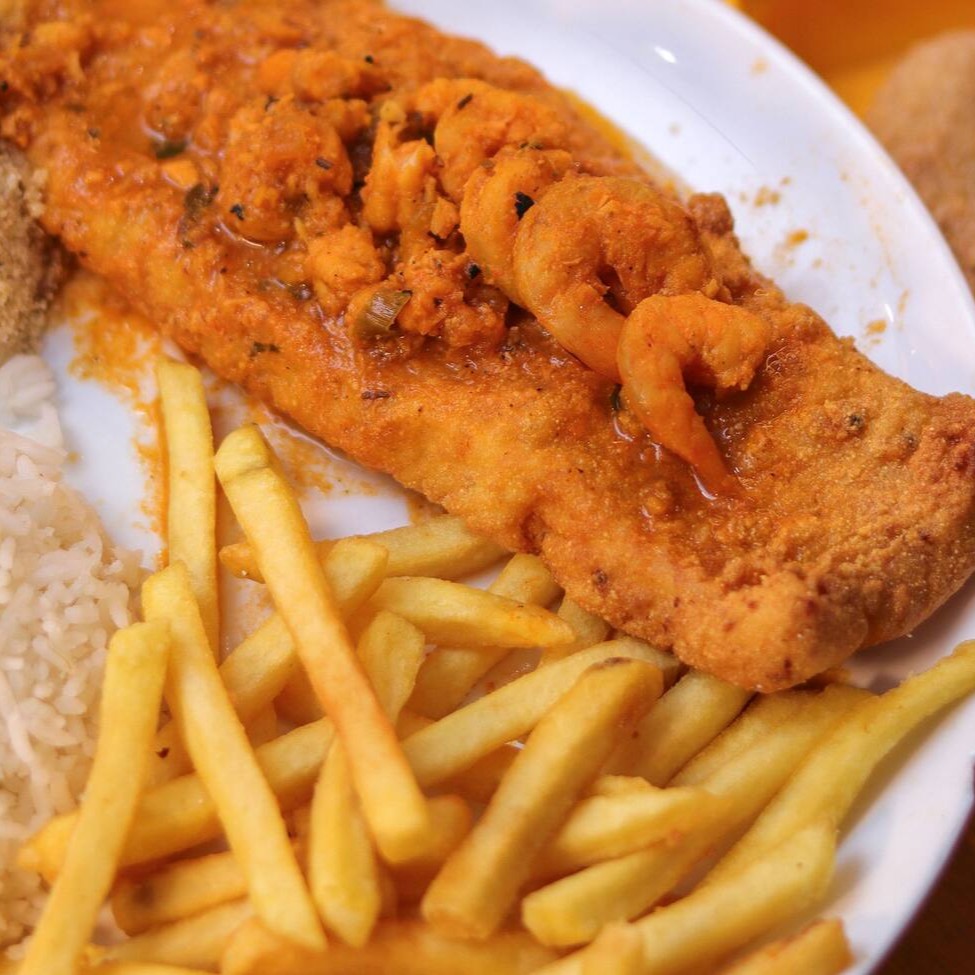 Marmita executiva acompanha: arroz branco, feijão preto, farofa, batata frita e salada de alface com tomate e cebola.