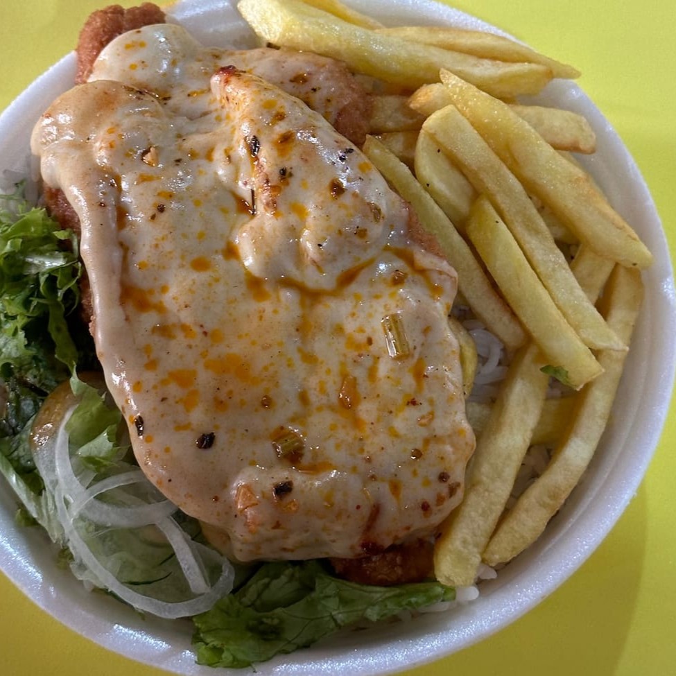 Dois deliciosos frangos parmegiana com fritas , arroz , feijão e salada de alface .