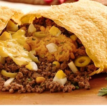 Saborosíssimo pastel de massa crocante, recheado de carne moída, peito de frango desfiado, queijo muçarela, ovo, palmito em pedaços, requeijão cremoso, milho, azeitona e orégano  Tamanho 19,5 x 14,5 Cm