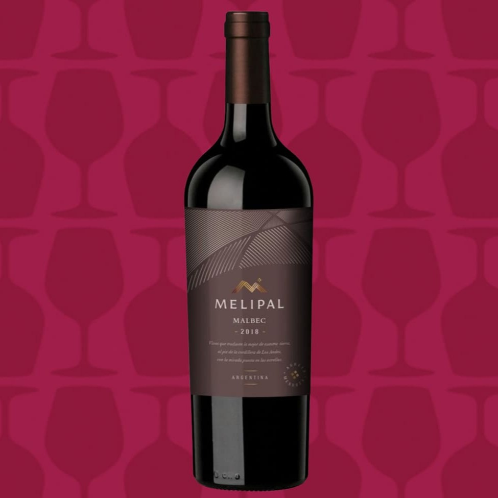 O Melipal Malbec é um vinho tinto elegante e expressivo, produzido em Mendoza, na Argentina, no coração de Agrelo, uma região conhecida por seus Malbecs de alta qualidade. Este rótulo apresenta aromas intensos de frutas vermelhas e negras maduras, como ameixa e cereja, combinados com sutis toques de violeta, chocolate e especiarias, devido ao envelhecimento em barricas de carvalho. No paladar, é encorpado, com taninos macios, acidez bem equilibrada e um final persistente e harmonioso. Excelente para acompanhar carnes grelhadas, massas com molhos ricos e pratos tradicionais argentinos, como empanadas ou bife de chorizo.