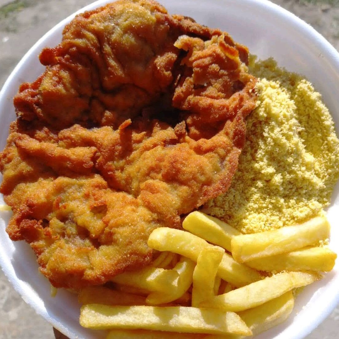 Delicioso Bife de alcatra a milanesa  acompaha arroz branco, Feijão preto temperado de vó e batata frita sequinha