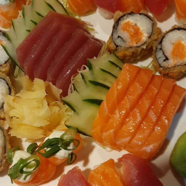 5 Sashimi De Salmão, 4 Sashimi De Atum, 5 Sushi De Salmão, Sushi De Atum, 5 Hot Filadelfia, 5 Joy Filadelfia, 5 Uramaki Filadelfia Tartar E 5 Tuna Roll C/ Palha De Couve.