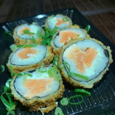 Alga, arroz, cream cheese (filadélfia) e salmão empanado na farinha panko e frito.