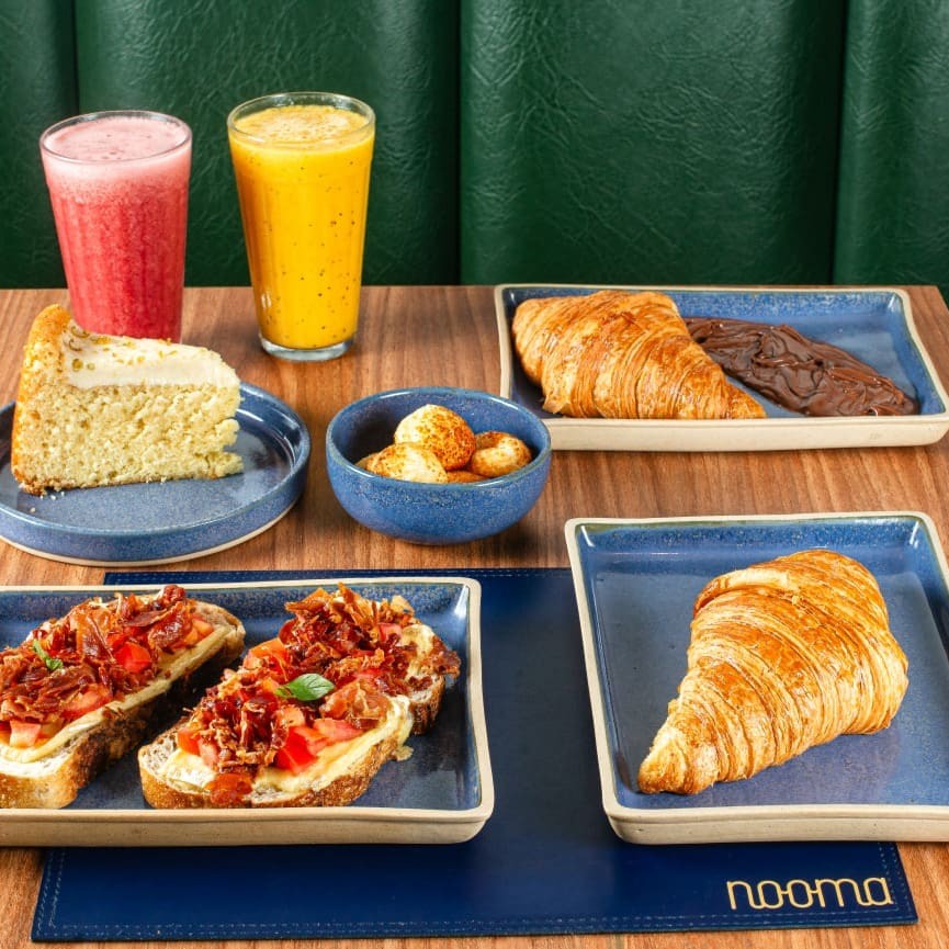 02 torradas com Parma e Brie 01 Croissant Queijo ou Presunto 01 Croissant Nutella 01 Porção de Pão de Queijo 01 Bolo de laranja 02 Sucos