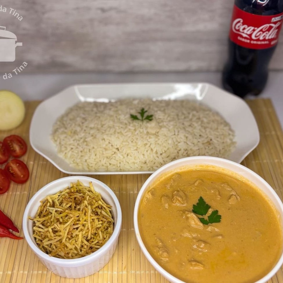 Esse combo acompanha 2 quentinhas de Strogonoff de Frango+ 1 Coca-Cola 600ml, ideal para 2 pessoas!