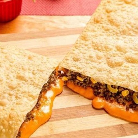 Pastel de 20cm, recheio de carne moída com queijo muçarela.