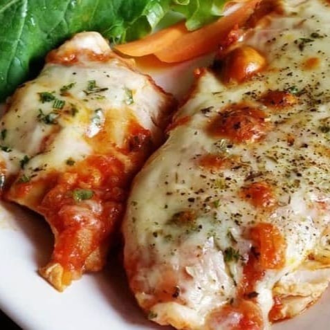 Apresentamos o exuberante 'Frango à Pizzaiolo', uma das estrelas da categoria 'Chef Barros apresenta: Frangos'. Esta joia gastronômica é meticulosamente preparada, com um frango suculento, regado ao molho pizzaiolo, trazendo um verdadeiro pedaço da Itália ao seu prato. Uma explosão de sabores inigualável que promete conquistar até os paladares mais exigentes. Venha desfrutar dessa experiência culinária única.