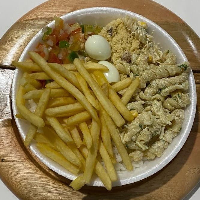 Batata,arroz,molho,farofa,maionese ou macarronese,2 ovos de codorna e um espeto