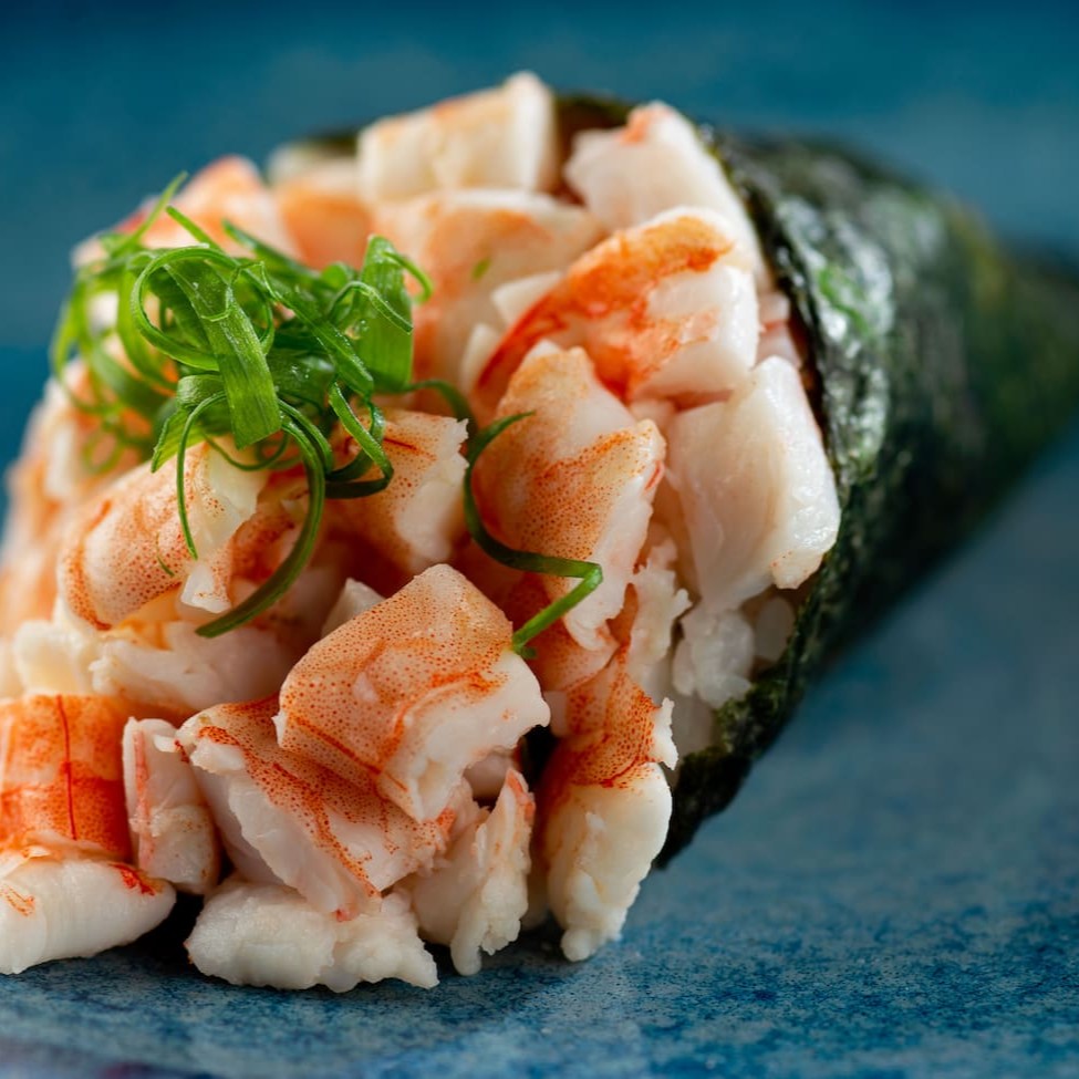 Delicioso cone recheado de arroz, camarões cozidos e cebolinha.