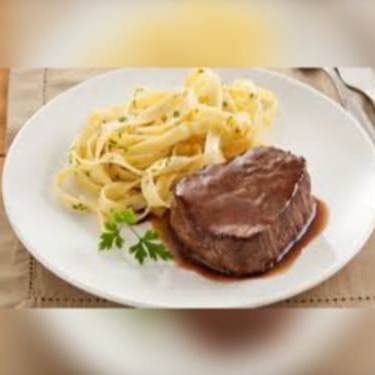 Carne assada macia, e servida com um molho madeira, acompanhada de arroz ou macarrão