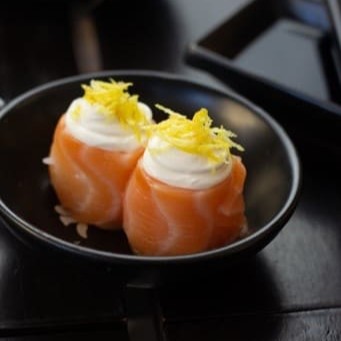 Salmão enrolado no arroz com creem cheese e limão siciliano