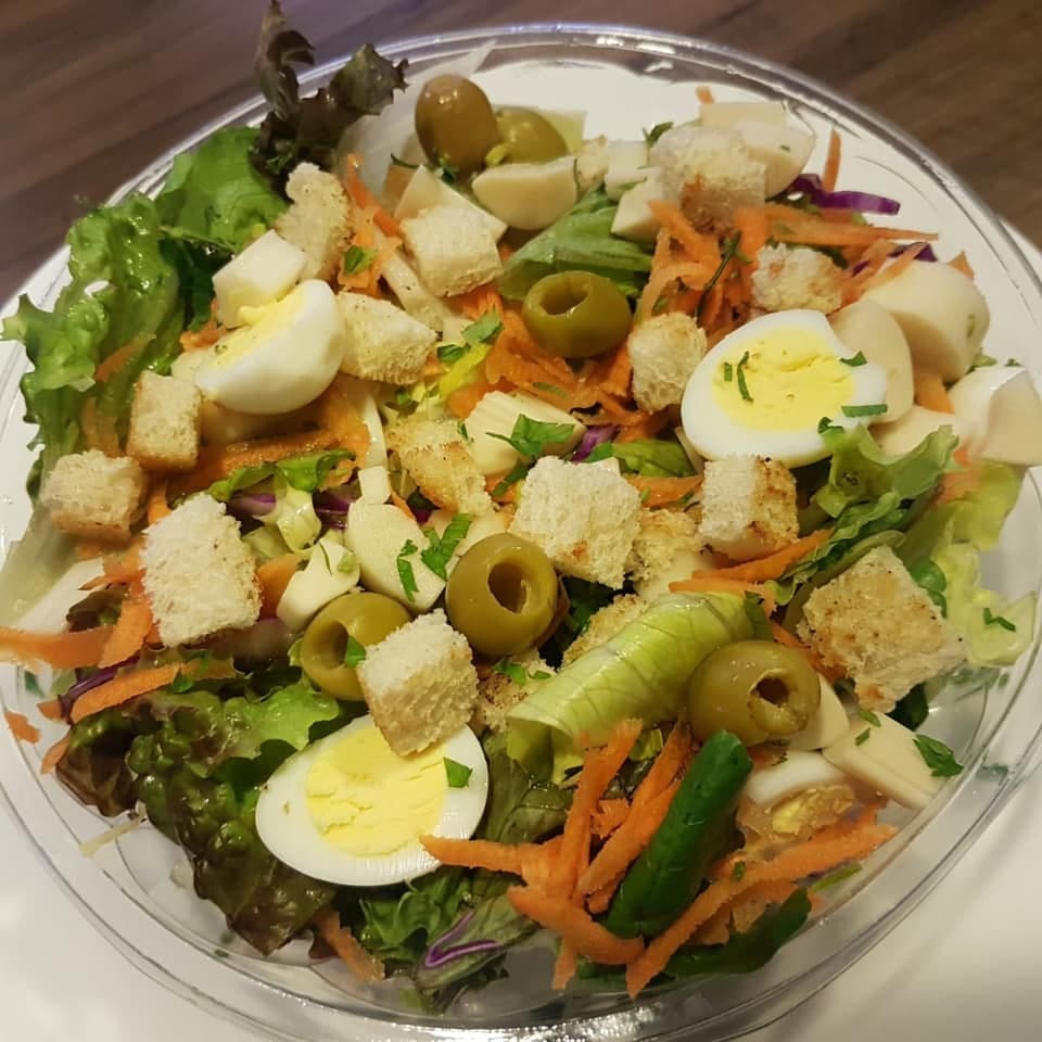 Esta salada luxuosamente preparada combina uma variedade de ingredientes frescos, dentre eles: Alface americana e roxo, cenoura ralada, azeitona, palmito e ovos de codorna e croutons ao molho mostarda e mel, para criar uma verdadeira explosão de sabores.   O melhor de tudo, você tem o poder de personalizar adicionando a proteína de sua escolha, garantindo assim uma refeição perfeitamente adaptada