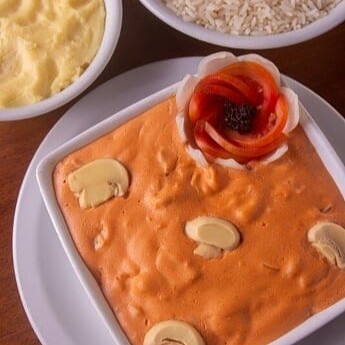 - frango em cubos, c/ cebola e champignon refogados em um fio de conhaque, , acompanhamento: arroz branco e purê