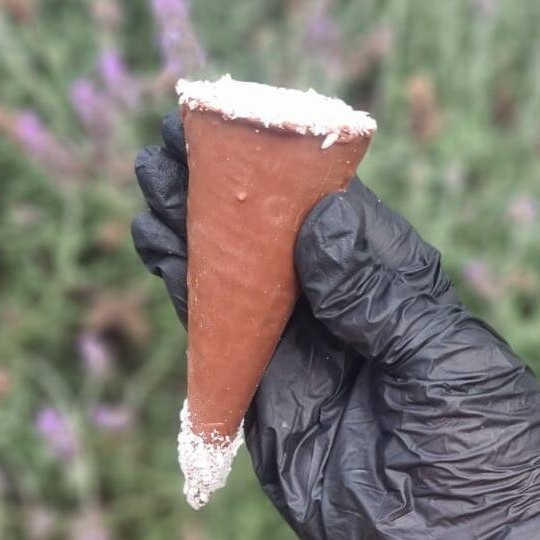 Cone banhado no chocolate por dentro e por fora com um cremoso recheio de coco.