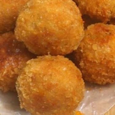 Bolinha frita de atum

Cinco bolinhas fritas crocantes recheadas com atum temperado, perfeitas para quem gosta de petiscos saborosos e com uma textura irresistível. Uma opção deliciosa para compartilhar ou saborear a qualquer hora.