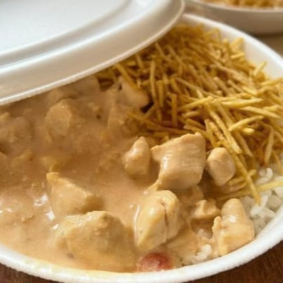 Strogonoff de frango, acompanhado de arroz branco e batata chips crocante. A quentinha tem aprox. 700g.  Super almoço ou jantar com nosso delicioso estrogonofe, tudo caseiro e feito com aquela famosa receita de vó. Peça já e experimente o melhor da sua vida!  Imagem ilustrativa.