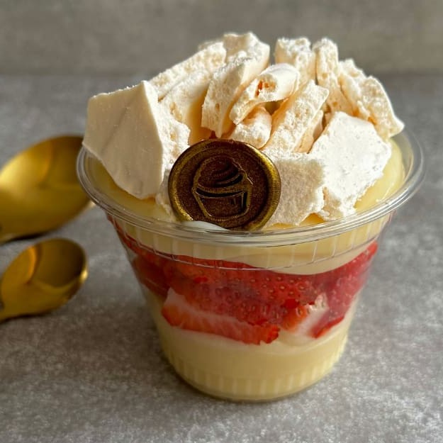 Maravilhosas camadas de brigadeiro branco cremoso com morangos frescos picados e suspiros caseiros :) A Cake Shot não altera e/ou adiciona ingredientes aos produtos já formulados. Escrevemos bilhetes Apenas na compra do mesmo que está disponível no começo do cardápio. - 250g Copo da felicidade - Bombom no copo - Merengue de morango - Copo da felicidade com morangos - Suspiros - Morango - Promoção - Entrega grátis