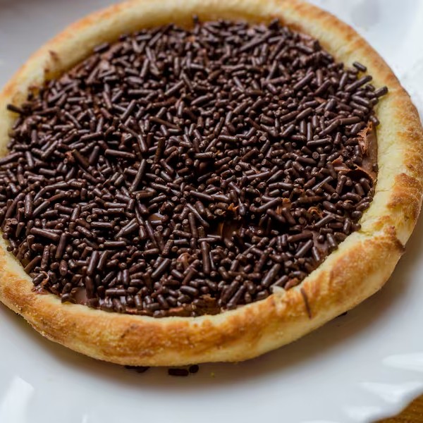 Chocolate ao leite e granulado crocante.